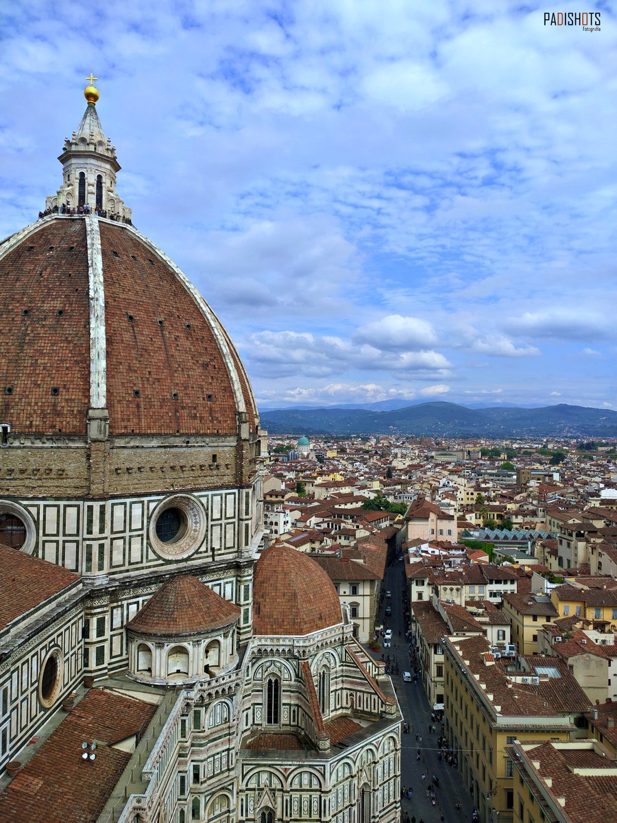 padishots's tweet photo. 📍🇮🇹 Catedral de Santa María del Fiore, Florencia

Foto tomada desde el punto más alto de la torre.

Desde este icónico lugar, la conjunción del cielo, las montañas y la icónica cruz dorada en lo más alto de la Catedral, dan como resultado un paisaje único y colorido.

(1/2) https://t.co/t4DjkvNAPg