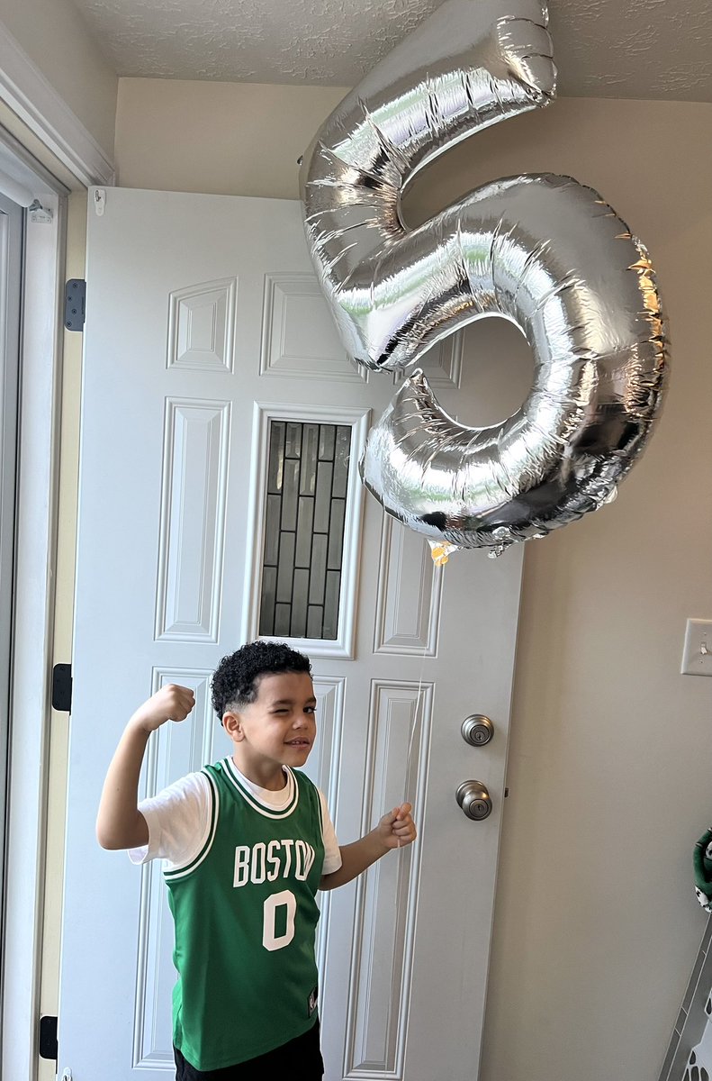 JaceySue's tweet photo. It’s my boys 5th birthday!!!! He loves him some @jaytatum0 !!!! Can yall help me get his attention! Maybe he can give my boy a bday s/o 🍀☘️🥳🎈5️⃣
@celtics @NBCSCeltics @jaytatum0 https://t.co/IQh4q1bRyP