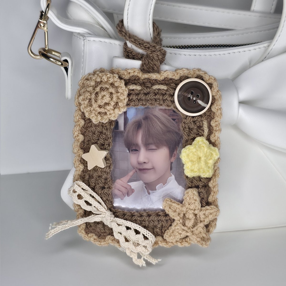 oddinent's tweet photo. all new crocheted photocard holders!⭐️

made to fit a standard sized top loader so that you can display kpop photocards, pokemon cards, and other similar sized cards/prints 🫶

https://t.co/pw54xqgRLG

instagram: @/oddinent https://t.co/eLMVSa2On9