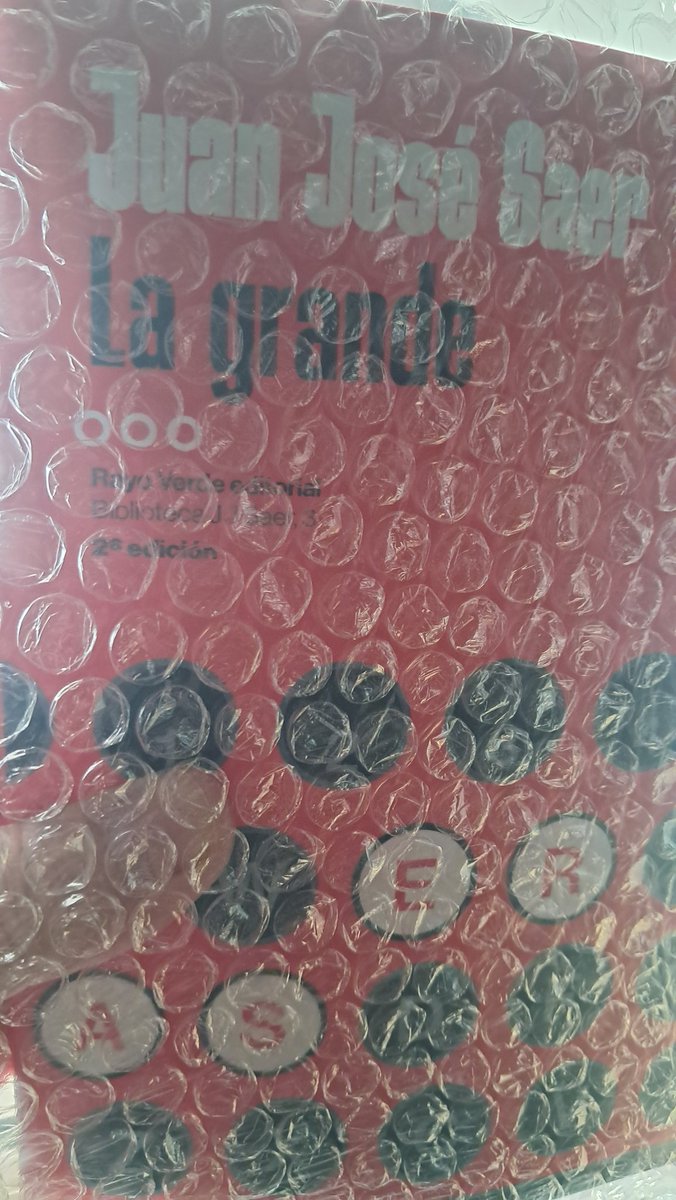 Alberto Olmos sujetando libros tweet media