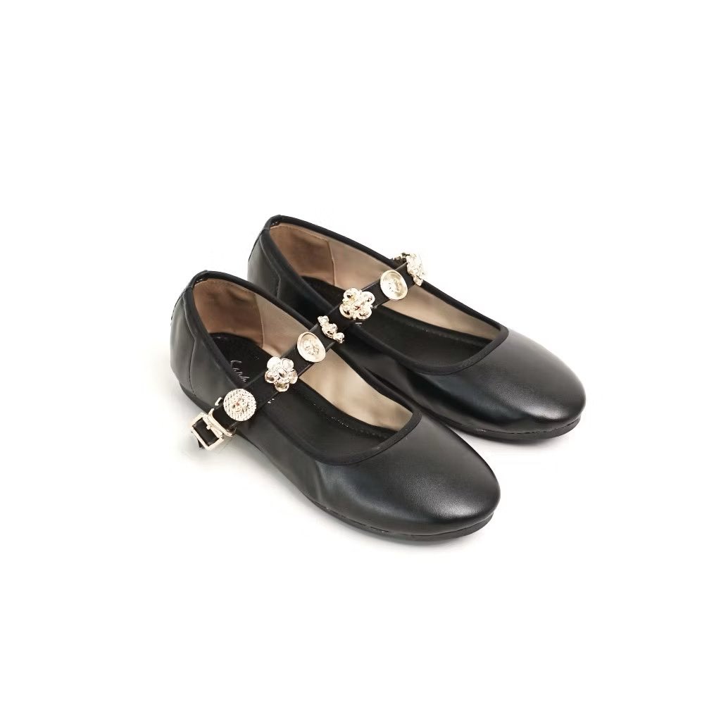 blesiv_iq's tweet photo. kayaknya sepatu ini bakal lucu banget dipakai pas lebaran 🤎 warnanya kalem, ada detail kecil di strapnya juga gemes.
dipakai silaturahmi seharian tetep manis aja gitu 
👣 https://t.co/j4zoOwdNnk

#shopeethr #sendal #lebaran #ThalapathyVijay #staseratuttoepossibile #CubaVencerá https://t.co/PvooP51bbA
