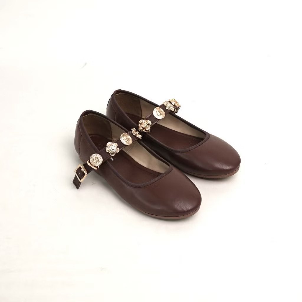 blesiv_iq's tweet photo. kayaknya sepatu ini bakal lucu banget dipakai pas lebaran 🤎 warnanya kalem, ada detail kecil di strapnya juga gemes.
dipakai silaturahmi seharian tetep manis aja gitu 
👣 https://t.co/j4zoOwdNnk

#shopeethr #sendal #lebaran #ThalapathyVijay #staseratuttoepossibile #CubaVencerá https://t.co/PvooP51bbA