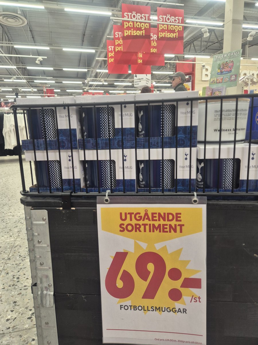 linderdahl's tweet photo. Nu vet man att de är tungt för Tottenham. När ica Maxi säljer ut muggarna.

#spurs #tottenham  #londonisred https://t.co/Bs6kOlStC8