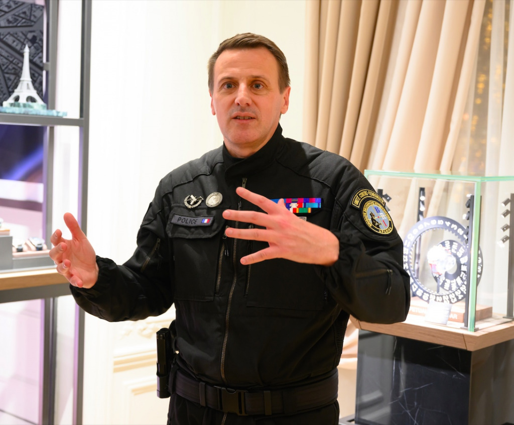 CerfiaFR's tweet photo. 🇫🇷 FLASH | Deux ans après la réforme très contestée de la PJ, deux de ses principaux artisans QUITTENT la police pour le privé. Le directeur de la PJ, Fabrice Gardon, devrait rejoindre Veolia cet été, tandis que Simon Riondet, ancien patron de la BRI, est parti dans le cabinet de conseil Forward Global.