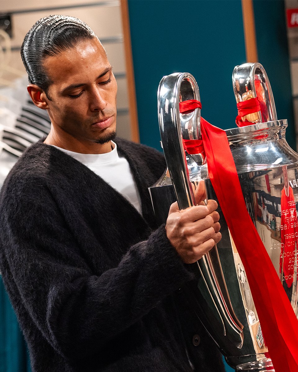 LFC's tweet photo. stylish on set 📸
