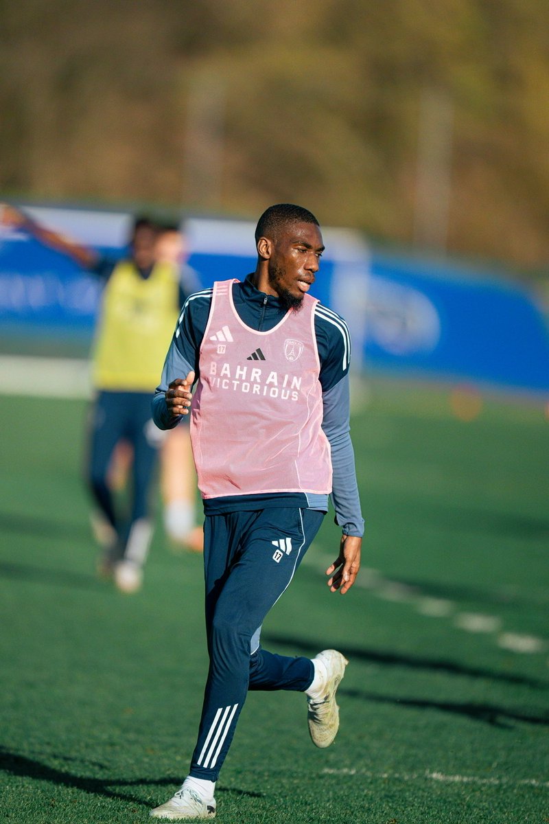 ParisFC's tweet photo. Un training sous le soleil comme on l’aime 🌞

🔜 @RCSA 

🔵⚪️ #ParisFC #CertifiéParis https://t.co/g5HRIlP6aT