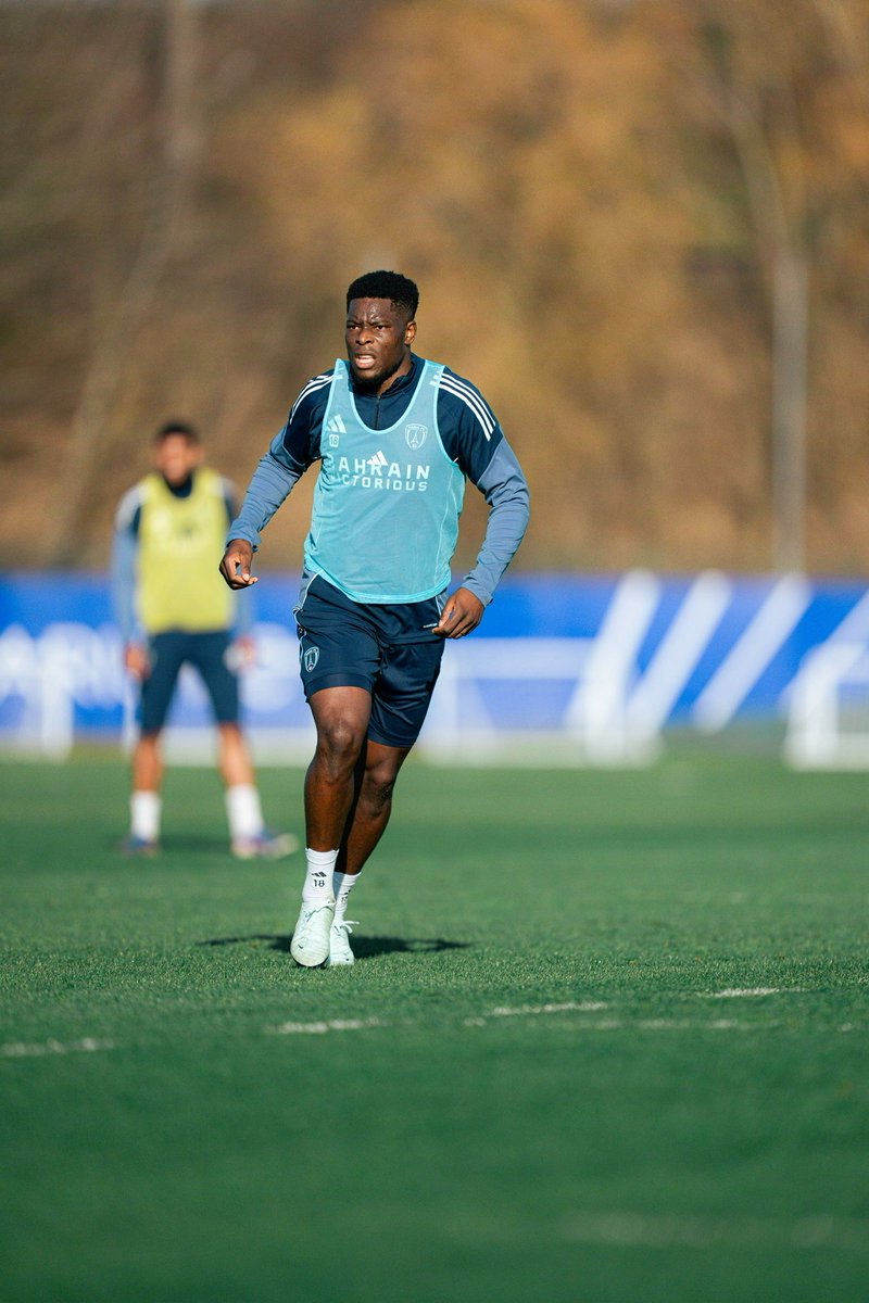 ParisFC's tweet photo. Un training sous le soleil comme on l’aime 🌞

🔜 @RCSA 

🔵⚪️ #ParisFC #CertifiéParis https://t.co/g5HRIlP6aT