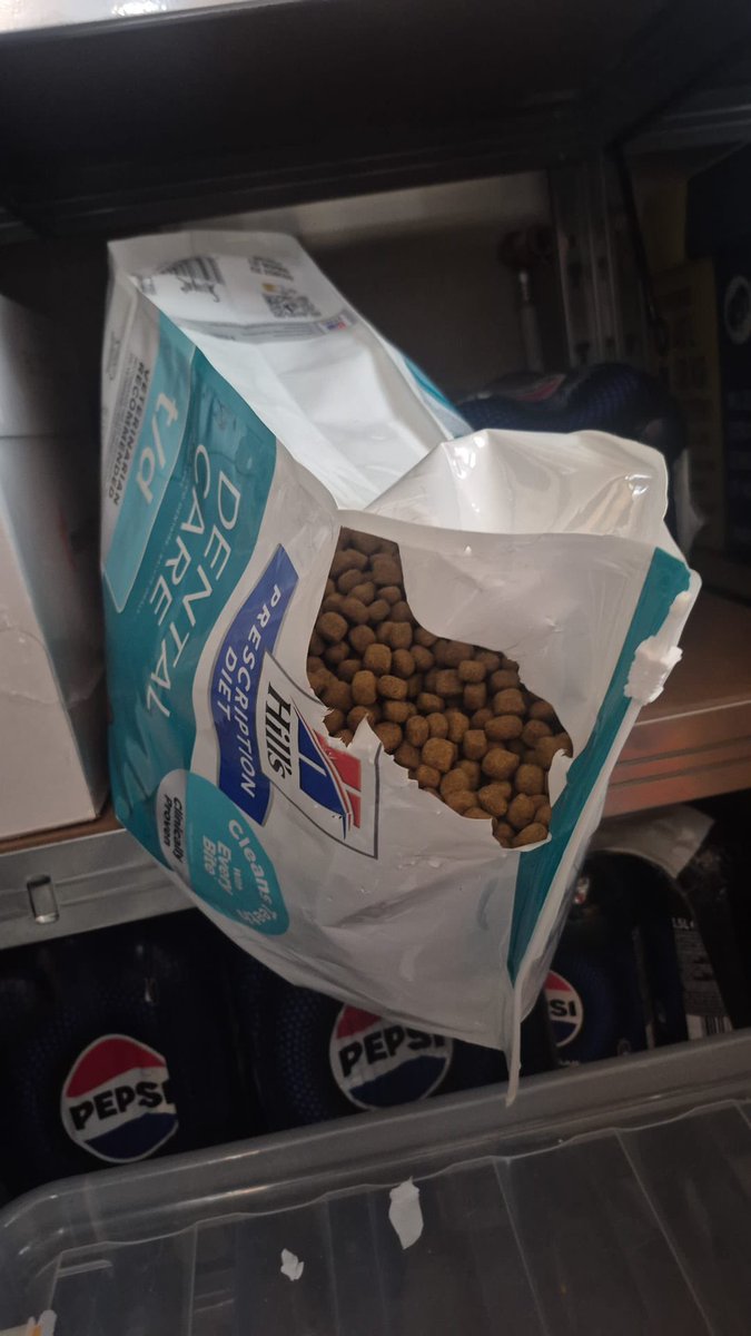 Altijd als de medewerker het fort alleen moet bewaken.. zelfs met deksel op het krat.
Dat houden we in op zijn salaris.. oh, wacht..