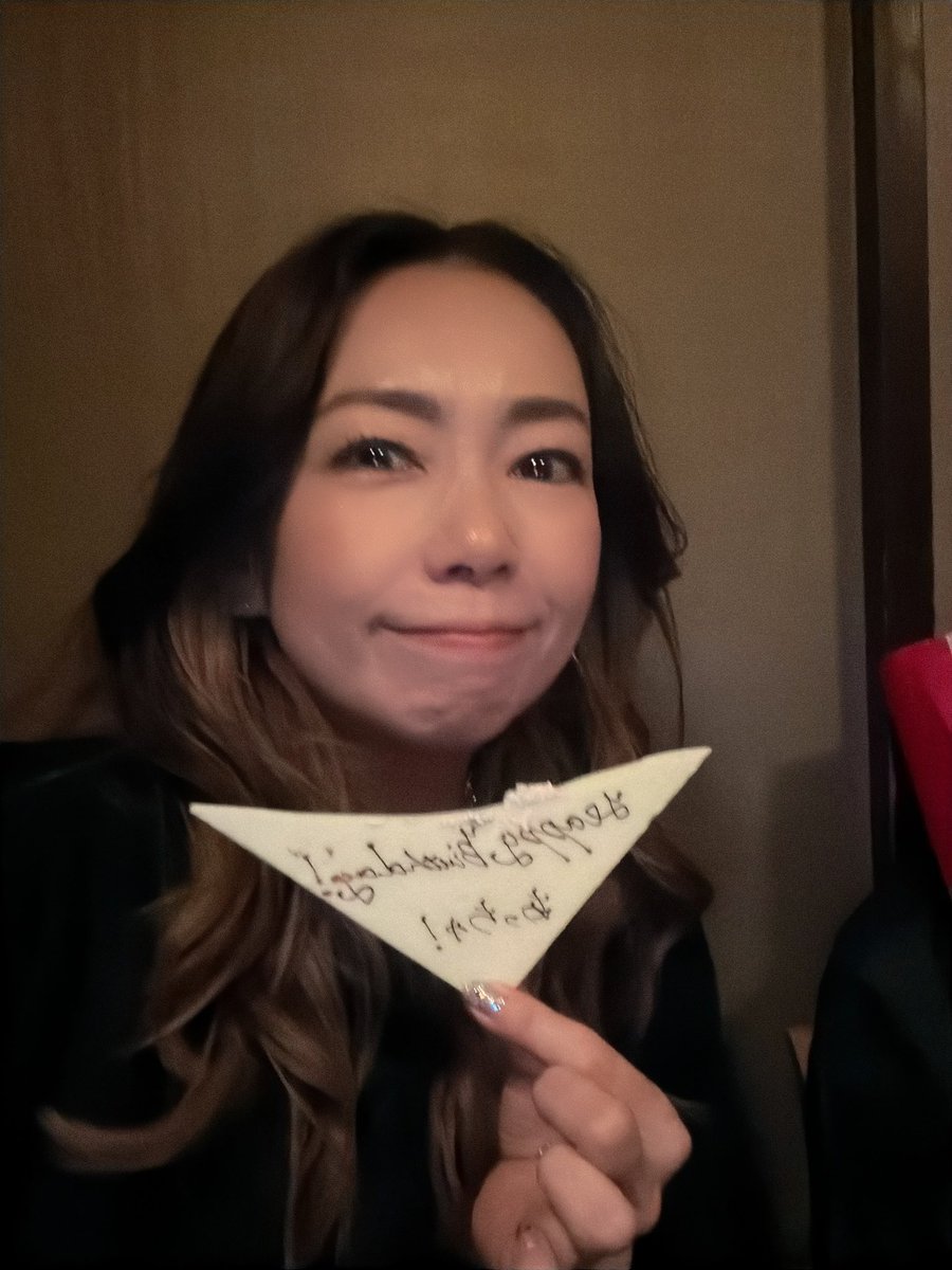 inaba_atsuko's tweet photo. まだライブの準備に追われてて、気づいたら0時過ぎてたw
また一つ年を重ねました✨
今日はバースデーライブ🎂✨だけど、ゲストそれぞれのお祝いでもあります😊
素敵な一年のスタートになること間違いないね❗️✨

#フォーク村 にていただいたBDケーキをみんなでいただいた時の写真を添えて✨📷 https://t.co/l938iR0kUG