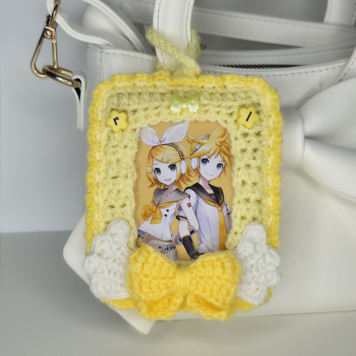 oddinent's tweet photo. for my fellow vocaloid fans 🎧⭐️

made to fit a standard sized top loader, so you can display kpop photocards, pokemon cards &amp; other similar sized cards/prints - just like these vocaloid prints! 🌸

Hatsune Miku, Sakura Miku, Kaito, Rin &amp; Len ⭐️

https://t.co/e6J4cHGrxQ https://t.co/tdQKc6oMFz
