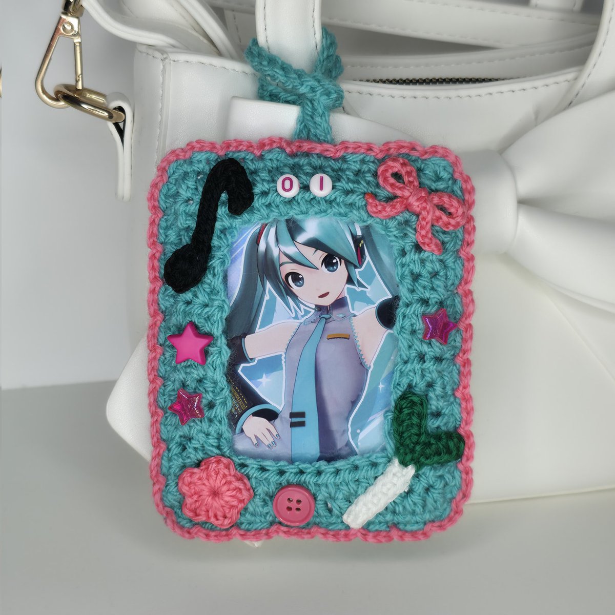 oddinent's tweet photo. for my fellow vocaloid fans 🎧⭐️

made to fit a standard sized top loader, so you can display kpop photocards, pokemon cards &amp; other similar sized cards/prints - just like these vocaloid prints! 🌸

Hatsune Miku, Sakura Miku, Kaito, Rin &amp; Len ⭐️

https://t.co/e6J4cHGrxQ https://t.co/tdQKc6oMFz