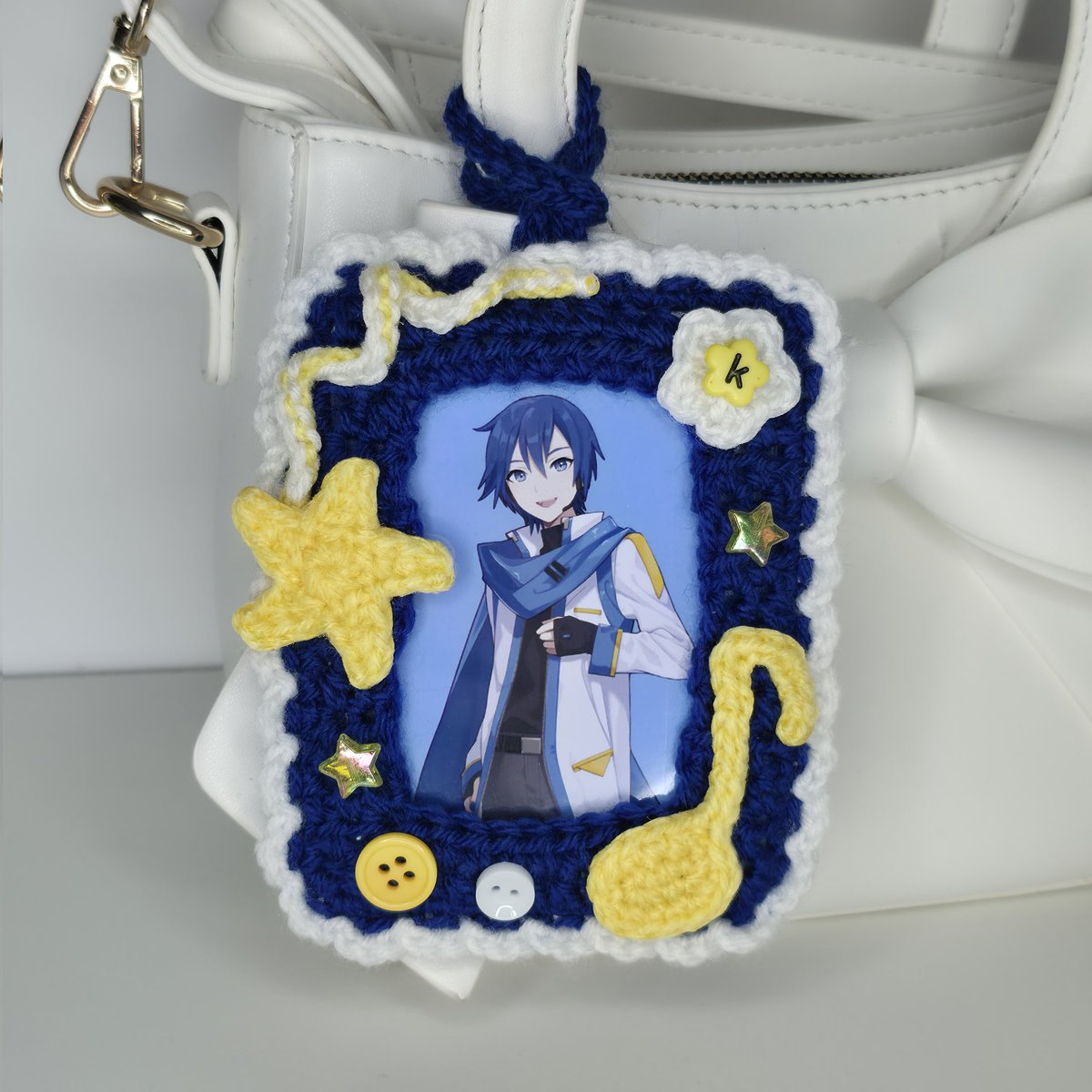 oddinent's tweet photo. for my fellow vocaloid fans 🎧⭐️

made to fit a standard sized top loader, so you can display kpop photocards, pokemon cards &amp; other similar sized cards/prints - just like these vocaloid prints! 🌸

Hatsune Miku, Sakura Miku, Kaito, Rin &amp; Len ⭐️

https://t.co/e6J4cHGrxQ https://t.co/tdQKc6oMFz