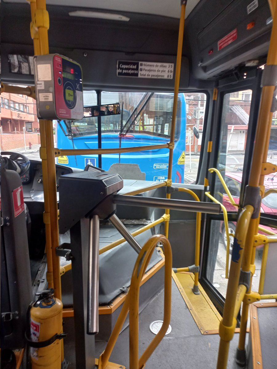 IvoneVenegasM's tweet photo. .@TransMilenio: ruta complementaria 19-7 que atiende Mazurén es muy mala. En horas pico, a.m. y p.m., no circulan como usuario requiere, sino como a conductores quieren. Esperas de hasta 30 min., de repente aparecen 3 o 4 buses en fila y en ocasiones siguen y no recogen pasajeros https://t.co/rLAhppbzEC