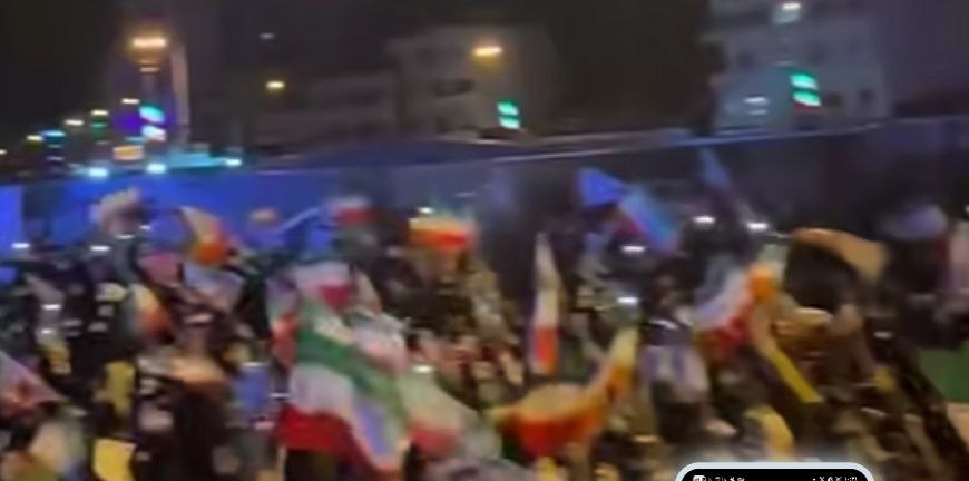 آن روزها سنگرها فرقی نمی‌کرد؛ هر جا صدای مادر وطن می‌آمد، جوانان از جنوب و شمال خودشان را به آغوش خطر می‌انداختند.
 #تا_پای_جان_برای_ایران
 #خوزستان_همدل