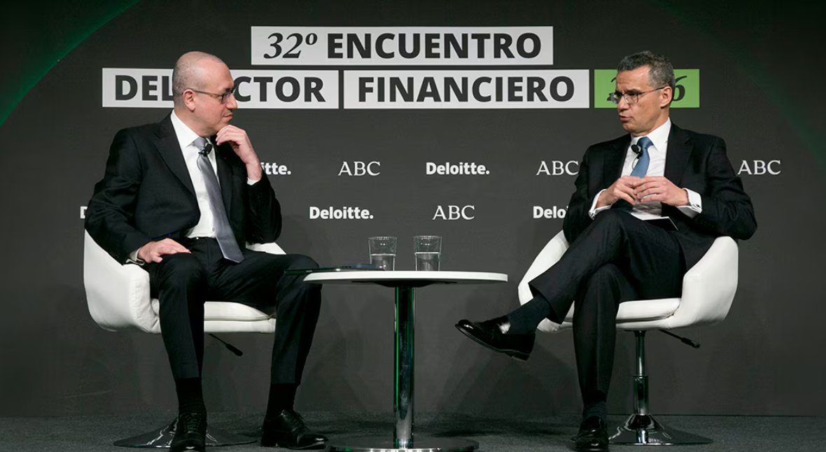 bbva's tweet image. En el 32º #EncuentroFinanciero de @abc_es y @Deloitte_ES, desde BBVA dejamos una idea clara: la #banca está entrando en una nueva fase y la #InteligenciaArtificial está redefiniendo cómo funciona un banco.
 
Claves de Onur Genç y Carlos Casas 👇