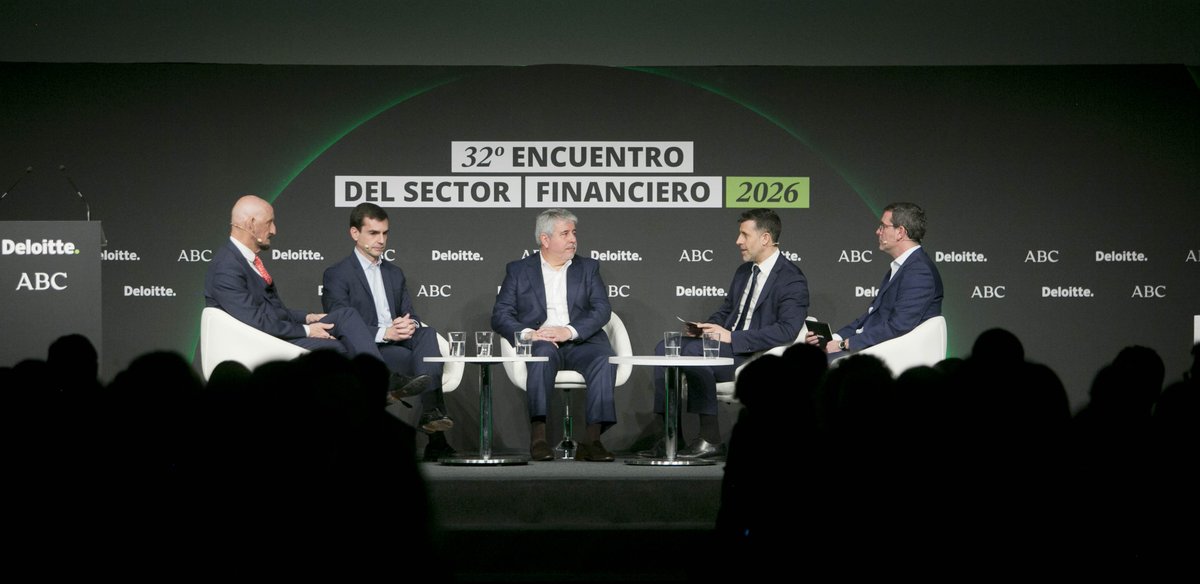 bbva's tweet image. En el 32º #EncuentroFinanciero de @abc_es y @Deloitte_ES, desde BBVA dejamos una idea clara: la #banca está entrando en una nueva fase y la #InteligenciaArtificial está redefiniendo cómo funciona un banco.
 
Claves de Onur Genç y Carlos Casas 👇