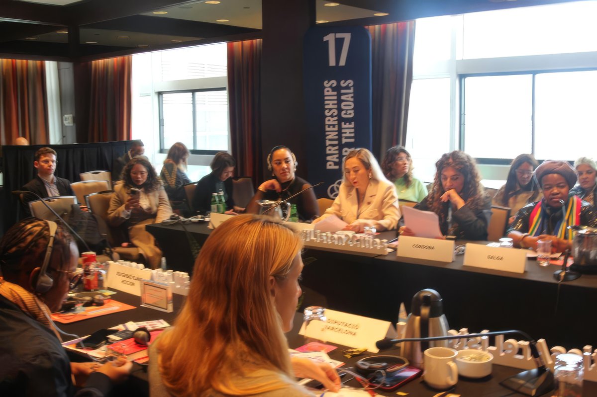 PrefecturaESM's tweet image. En Nueva York, junto a lideres y representantes de gobiernos locales de todo el mundo en función de la igualdad y la democracia, @RobertaZam_ofi, Vicepresidenta del @CongopeEcuador y Prefecta de Esmeraldas; participó del foro mundial #WomenInPolitics.

#EllaEs