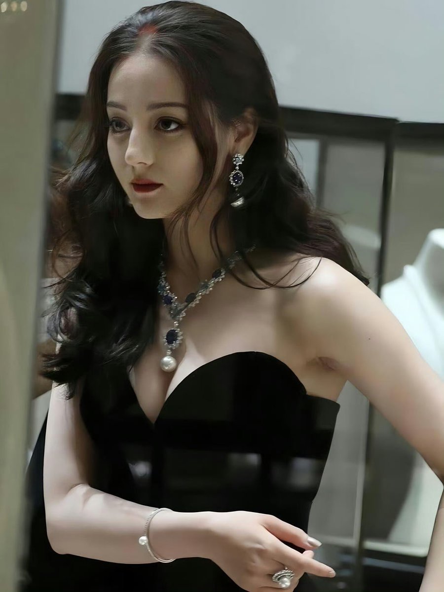 迪丽热巴 这个造型就很像烤羊肉串小伙子旁边的漂亮媳妇领好几个孩子了。 https://t.co/rEV1jK3Zfn