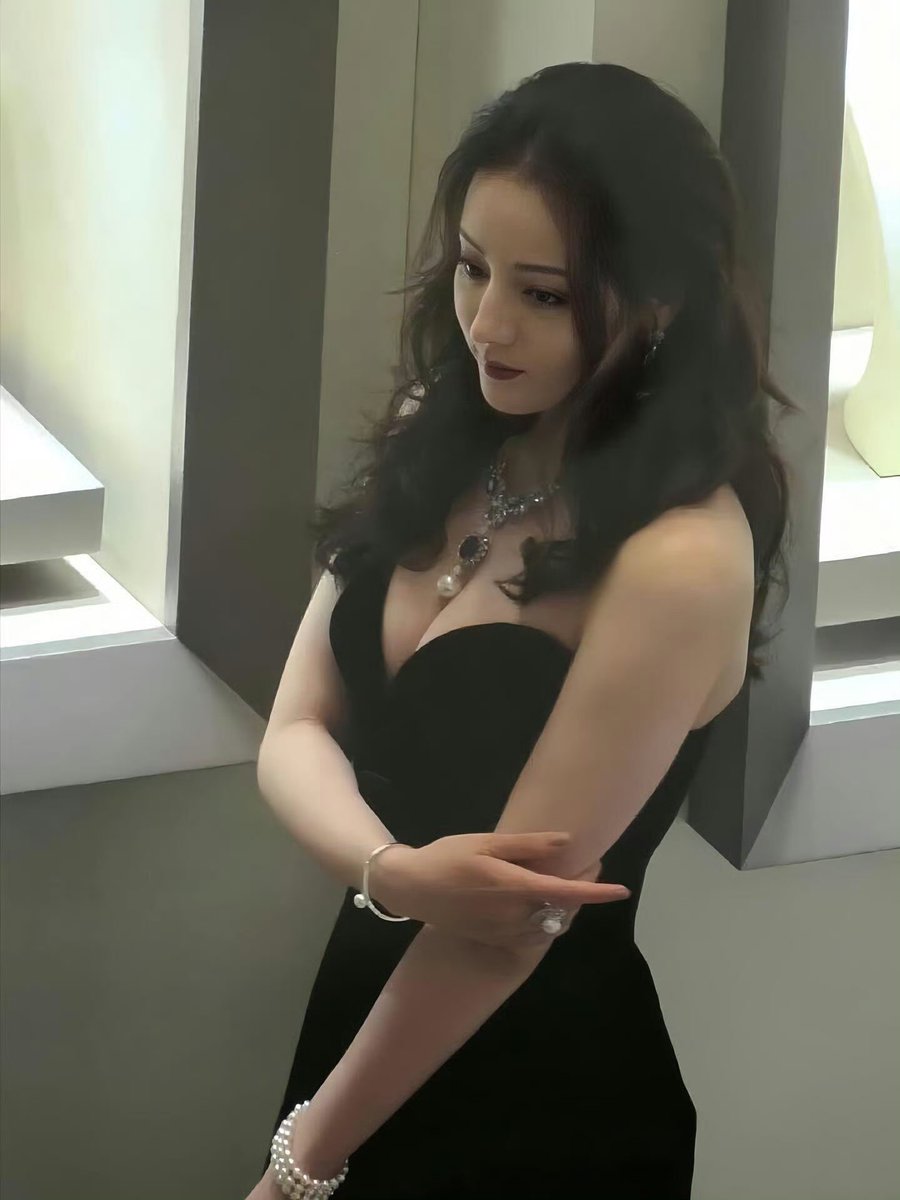 迪丽热巴 这个造型就很像烤羊肉串小伙子旁边的漂亮媳妇领好几个孩子了。 https://t.co/rEV1jK3Zfn