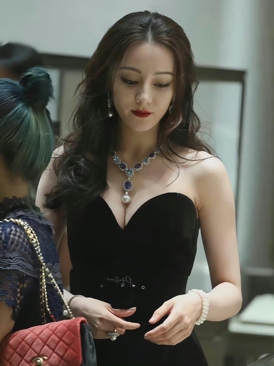 迪丽热巴 这个造型就很像烤羊肉串小伙子旁边的漂亮媳妇领好几个孩子了。 https://t.co/rEV1jK3Zfn