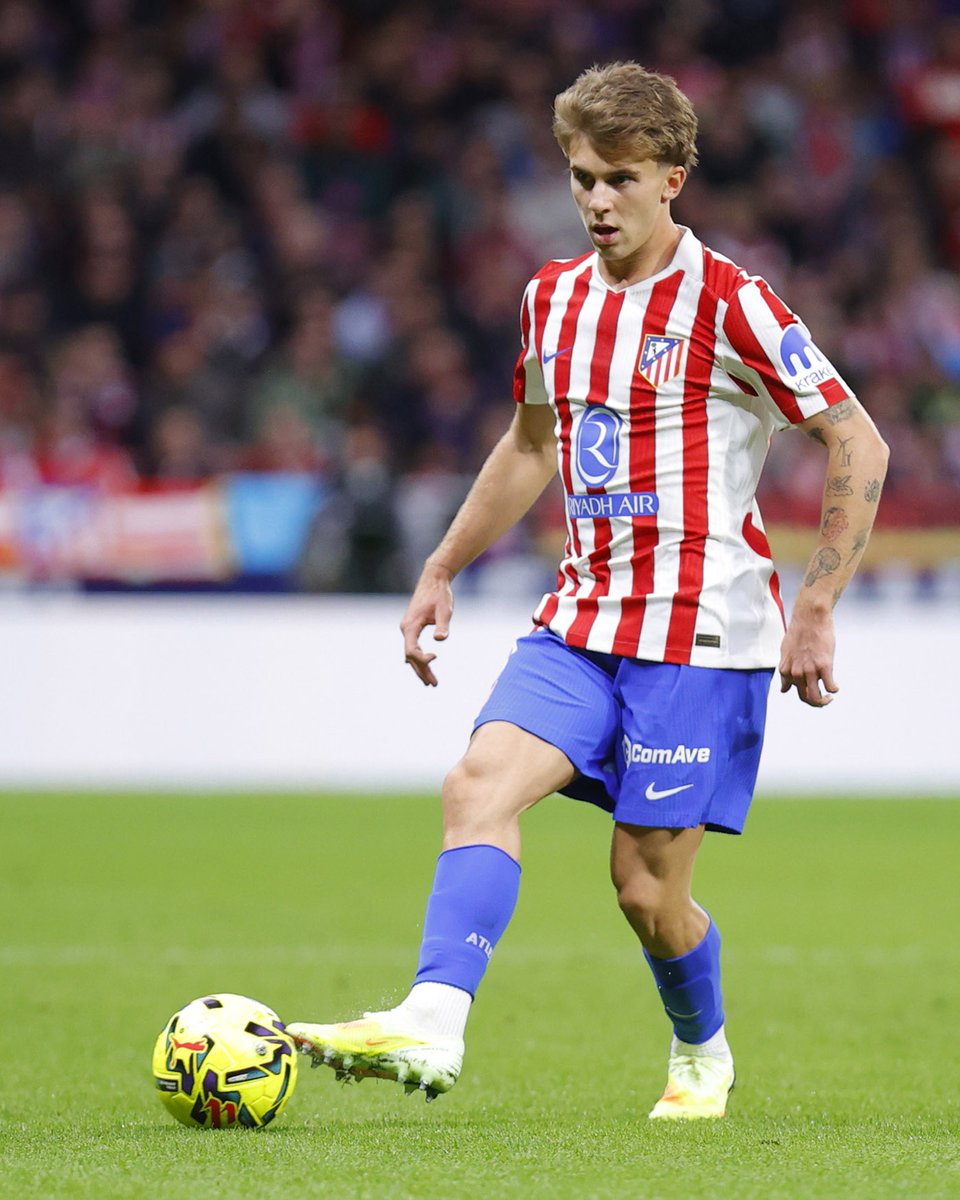 Pablo Barrios sufre una lesión muscular en el muslo derecho que se produjo en la recta final del entrenamiento de este jueves.

El centrocampista se retiró con molestias de la sesión y las pruebas realizadas por los servicios médicos confirmaron la lesión.

El canterano realizará