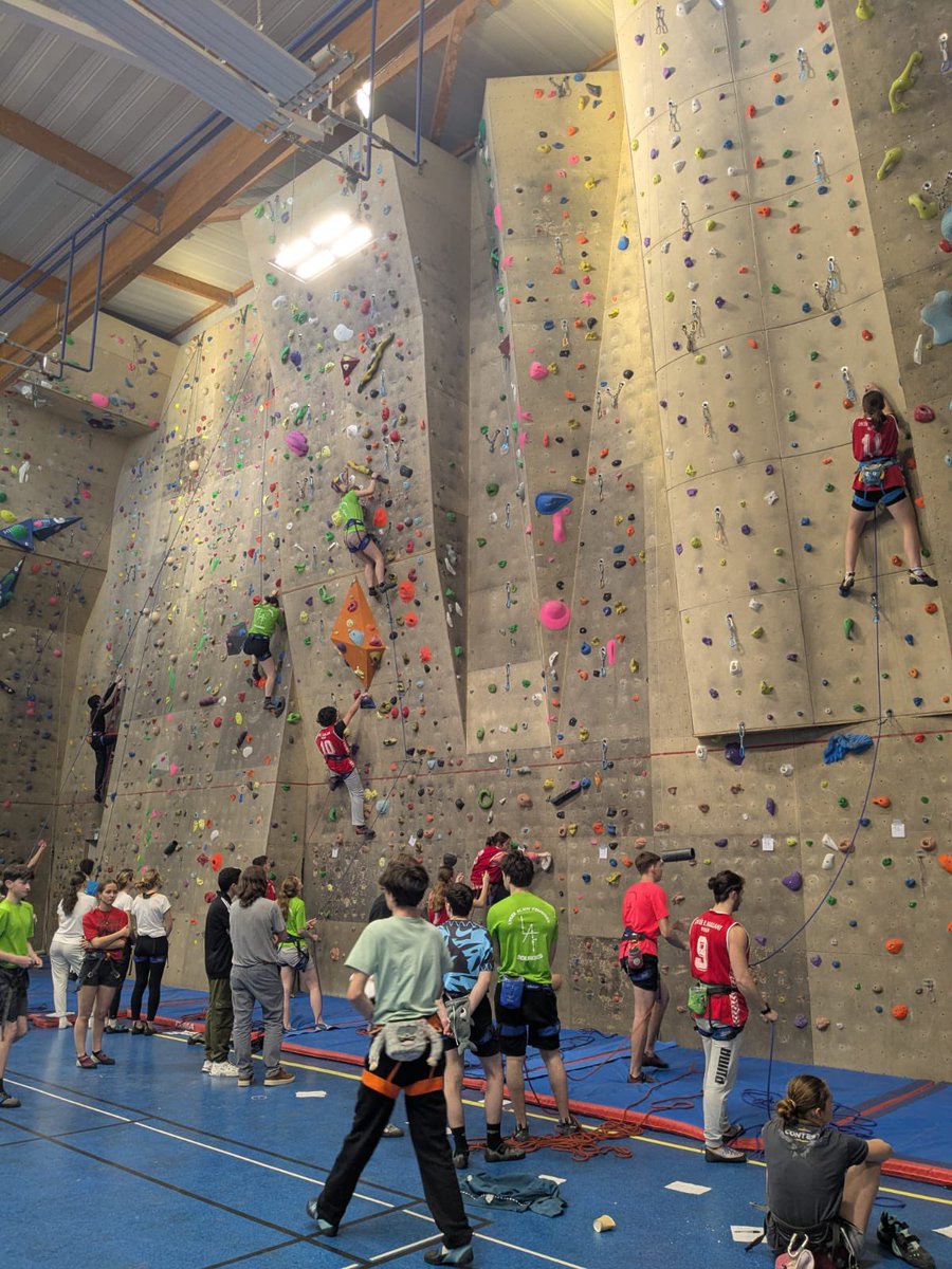 LAF_18_18's tweet photo. Ce mercredi a eu lieu le championnat départemental d'escalade à Vierzon. Les équipes du lycée Alain Fournier se sont classées 4 ème et  7 ème sur 10 équipes. https://t.co/5T4yYRPfAm