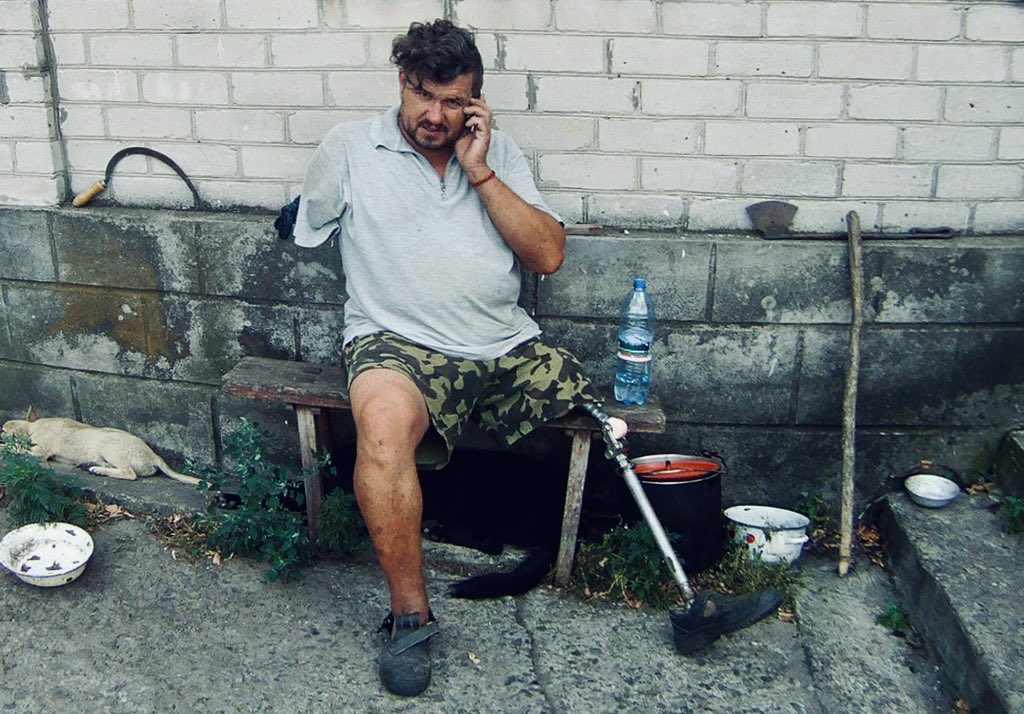 Тред

Чотири роки тому в цей час Саня Кононов ще був живий. Він був у будинку своєї матері в Боровському, на Луганщині. Ночі були холодні, топити намагалися тільки там, де живуть. Саніна мама пішла до сусідки, де тепліше, а він лишився вдома сам.