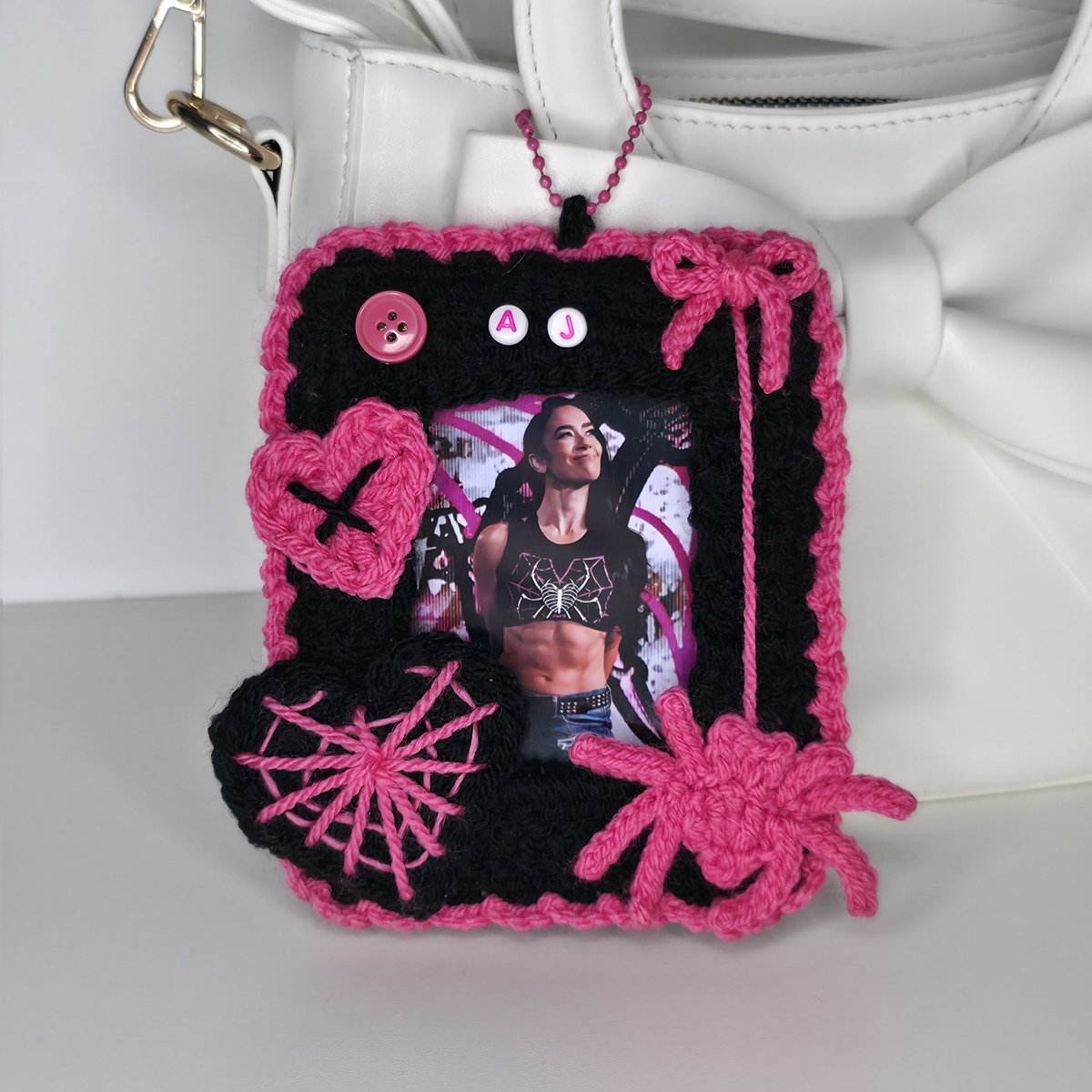 oddinent's tweet photo. as a kpop &amp; wrestling fan, I had to make these 🖤

photocard holders made to fit a standard sized top loader, so you can display kpop photocards, pokemon cards &amp; other similar sized cards/prints! ⭐️

available now: https://t.co/0LlBHz6DcV

insta: @oddinent

more to come soon 💌 https://t.co/G4kGcoMk40