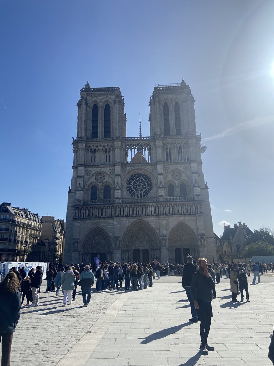 LAF_18_18's tweet photo. Visite de Notre-Dame pour les élèves de Spé Histoire des Arts https://t.co/6bmTMVtcj3