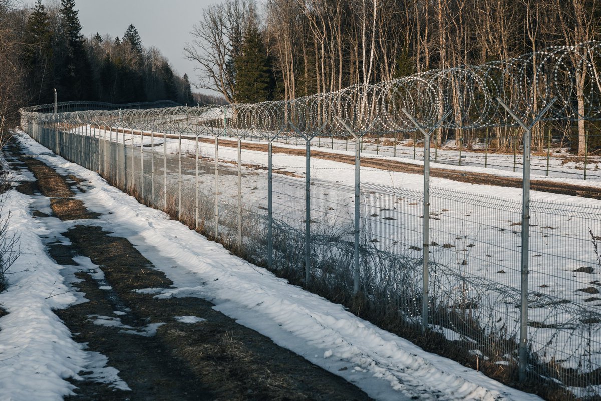 Hranice není jen čára na mapě. Na litevsko-běloruské hranici jsem se přesvědčil, jak vypadá ochrana vnější hranice Evropské unie i NATO v praxi.

Zatímco v Česku jsme obklopeni spojenci, Litva a Lotyšsko stojí v první linii obrany evropské bezpečnosti a čelí hybridním tlakům ze