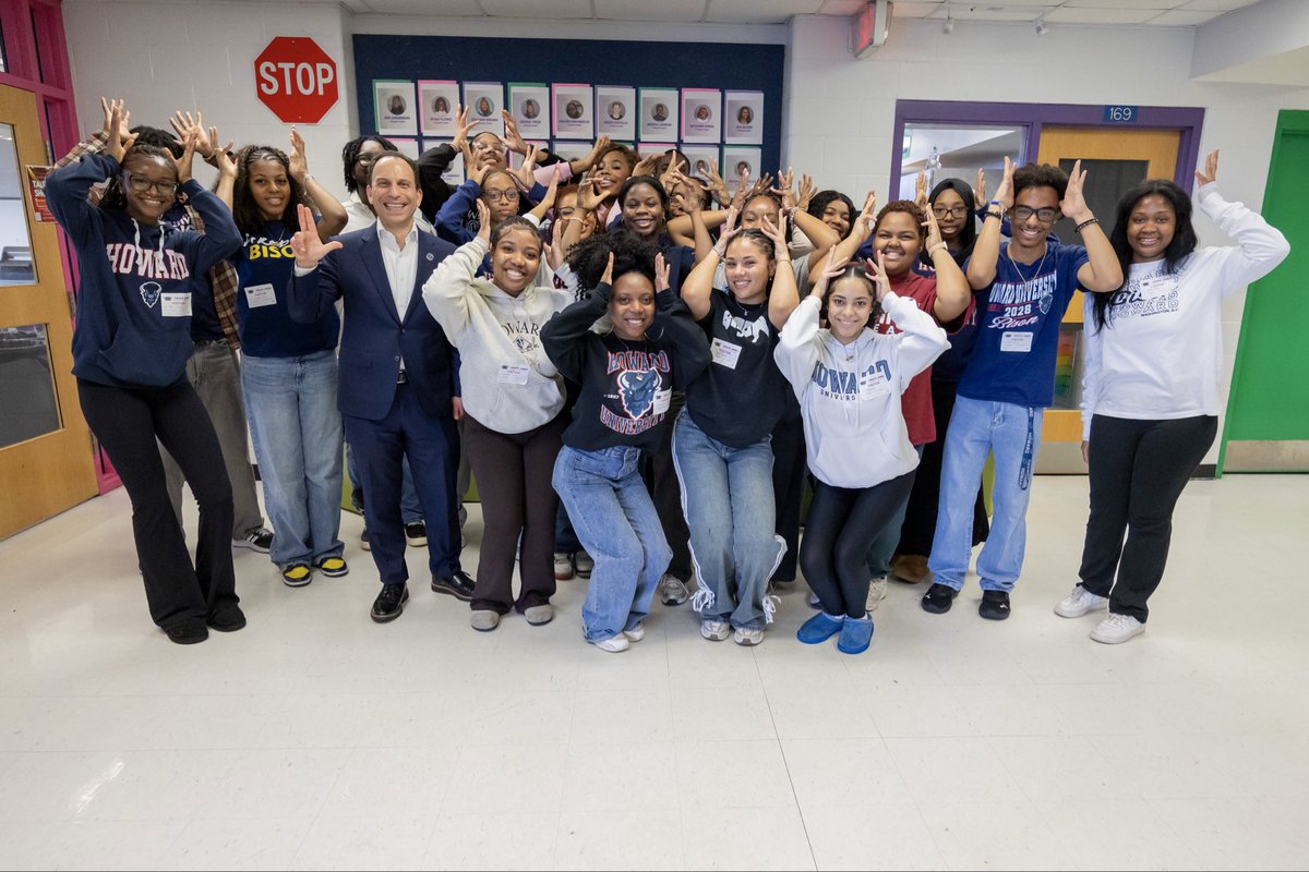 LouisvilleMayor's tweet photo. Yesterday I met some incredible students from Howard University that are volunteering here in Louisville during their Alternative Spring Break Program. 

They're showing others how donating a little time can leave a big impact, and our community is grateful! https://t.co/OGTUaGlDMA