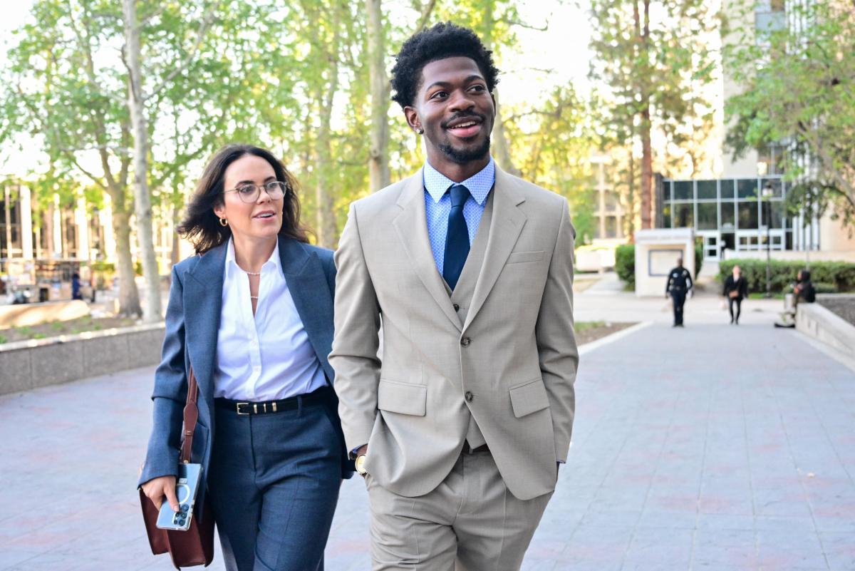📸| Lil Nas X acaba de chegar ao tribunal acompanhado de sua advogada, Christy O’Connor, para a audiência desta semana em Los Angeles.

Assim que houver novas atualizações, iremos informar vocês.