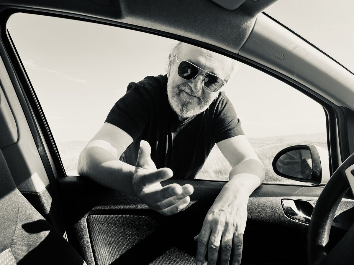 Camino de Lérida para tocar hoy en Can Ramon
Mañana viernes en Teatro Arbolé en Zaragoza. 
Hoy entrevista con Antón Castro en Heraldo de Aragón digital y mañana en papel. 
Mañana tocando en directo con Javier Losilla a medio día en informativo de TVE 
Te veo desde el escenario !