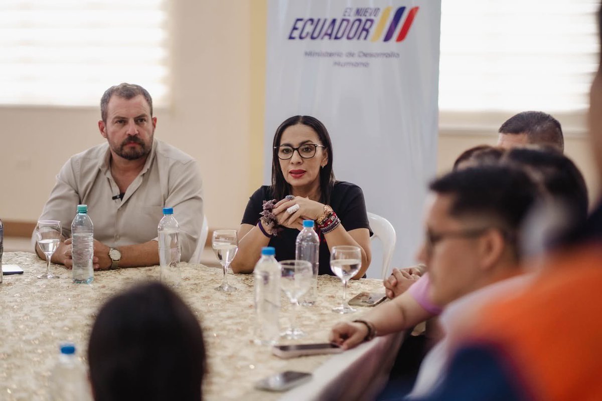 GoberElOro's tweet photo. El Gdor. Francisco Minuche, en representación de la ministra de @MinGobiernoEc, Nataly Morillo, junto a la ministra de @DHumanoEc, Zaida Rovira, recorrieron las zonas afectadas por el invierno en Salvias, Zaruma, entregando kits de alimentos, agua, vestimenta y atención integral. https://t.co/GQuqeI3lu6