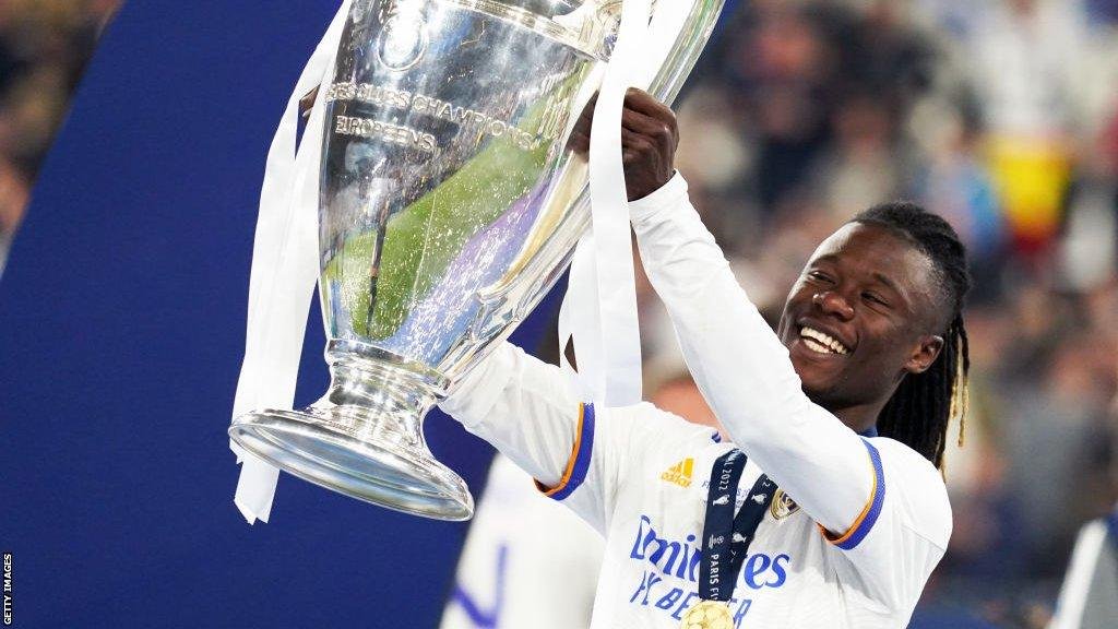 UtdXclusive's tweet photo. 🚨 BREAKING:

Real Madrid will consider offers for Camavinga this summer - £45M (€50M) starting price.

[@MatteMoretto] https://t.co/A9kLLsi5cy