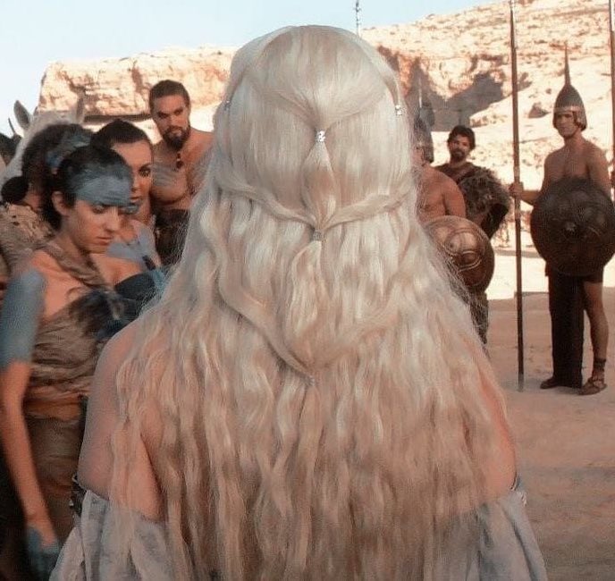 KingTargaryenn's tweet photo. Cuando Viserys quiso que trenzaran su cabellera, la Khaleesi le contestó:

“No tienes derecho a una trenza. Aún no has conseguido ninguna victoria”. https://t.co/AtXBW3NUJ0