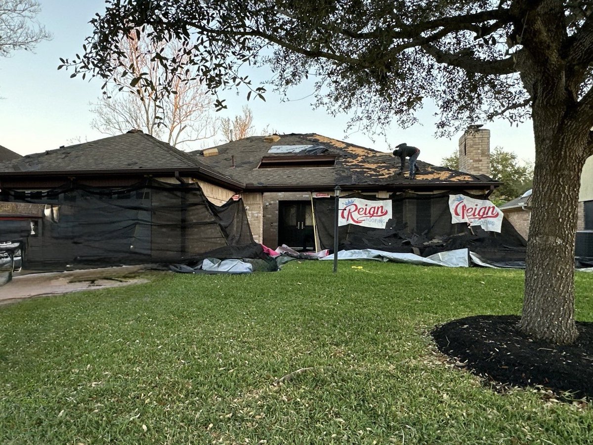 reignroofing's tweet photo. New Reign Roof and Insurance Claim approved for this wonderful customer in Sugar Land today!

If you or someone you know needs a quality, trusted, and local roofer, Reign Roofing will save you from bad roofers! https://t.co/GrtIhjQWMh