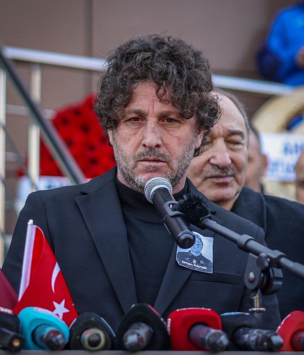 biri trabzon’da biri istanbul’da cenazemizin başındaydı. bu adamların ikisi de yaşayan trabzonspor efsanesi, allah uzun ömürler versin ikisine de. boş muhabbetleri bırakın. yaşarken kıymet bilmeyi öğrenin.