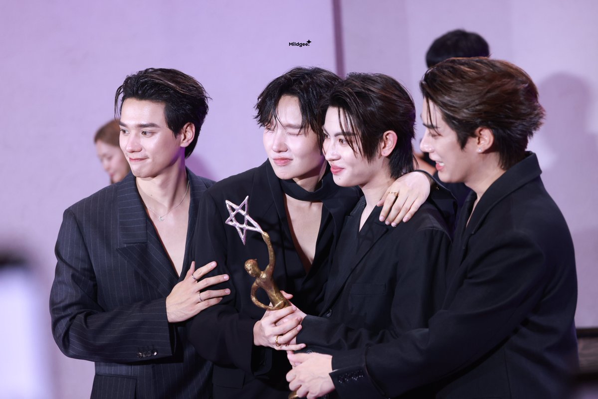 จังหวะเก่งน้ำปิงเอาถ้วยรางวัลมาให้เติ้ลเฟิร์สวันจับด้วยกัน มีน้ำตามหาศาลแก๊งเขมรักกันมาก 😭😭😭😭😭😭😭😭😭😭

TFO 9ENT X SIAM PARAGON
#9entawards2026xTleFirstone
#9entawards2026xKengNamping