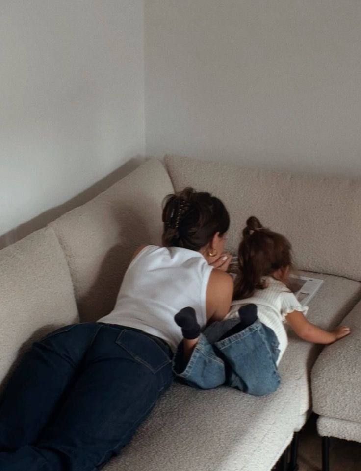 Rissslh's tweet photo. الرجال يستحملون ضغط الشغل والحياة علشان يرجعون بيوتهم يلقون ال٣ أشياء هذول
....عرض المزيد https://t.co/tBVS2rXcZv