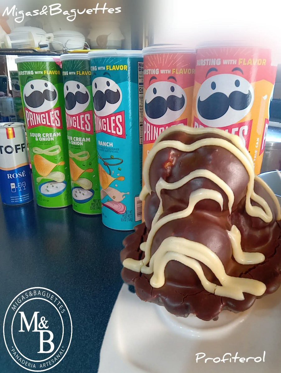 migasybaguettes's tweet image. Profiterol hecho de pasta choux,delicioso postre crujientes por fuera y suaves por dentro. Rellenos de nata montada y de crema pastelera, Bañado con una capa de chocolate amargo y chocolate blanco 😋

Producto de la casa🔥

#profiterol #postre #pasteleria #migasybaguettes #bakery