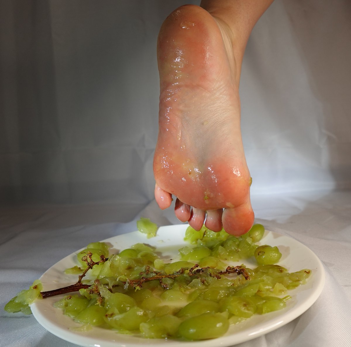 SoleSquishOF's tweet photo. Sticky soles are my favorite 👣
#FootFetish #Soles https://t.co/kLw46oacYf