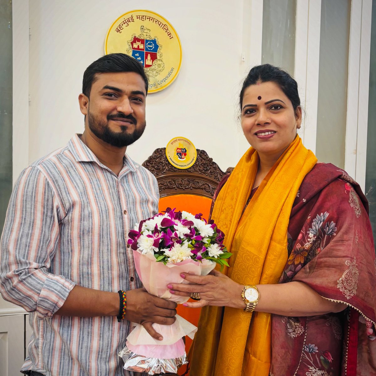 आज मुंबई महानगरपालिका की माननीय महापौर सौ. ऋतु तावड़े जी से शिष्टाचार भेंट करने का अवसर प्राप्त हुआ।
उन्हें नवीन दायित्व के लिए हार्दिक बधाई एवं उज्ज्वल भविष्य के लिए ढेरों शुभकामनाएँ।
<a href="/TawdeRitu/">Ritu Tawde</a> जी 🙏🏻