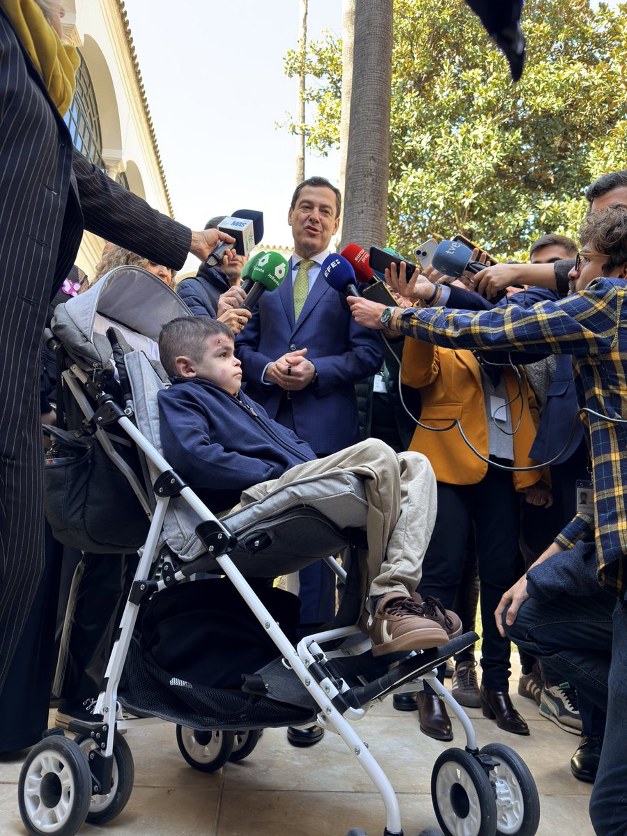 aanguilopez's tweet photo. Leo nos ha partido a todos el alma esta mañana en el @ParlamentoAnd 
Tras recibir la noticia de que la @AndaluciaJunta costeará su tratamiento, ha confesado q es sevillista, entre otras cosas.
Propongo q el @SevillaFC le haga algún reconocimiento (saque de honor, etc)
Rt🙏🙏!!!! https://t.co/NqpiEWIipD