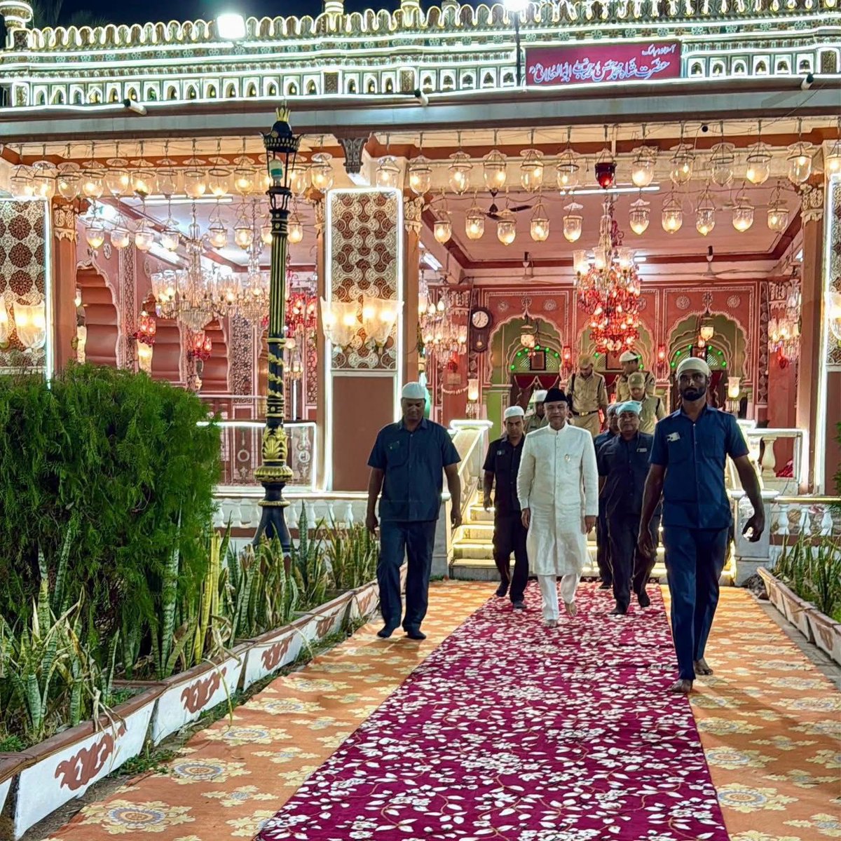 mohsinaddeen96's tweet image. Habeeb E Millat Janab @akbarowaisii attended Fatiha &amp;amp; Iftar at Dargah Hazrat Shah Mohd Hasan Sahab Qibla Abululai.

#hyderabad #latestnewstoday #ramzanmubarak