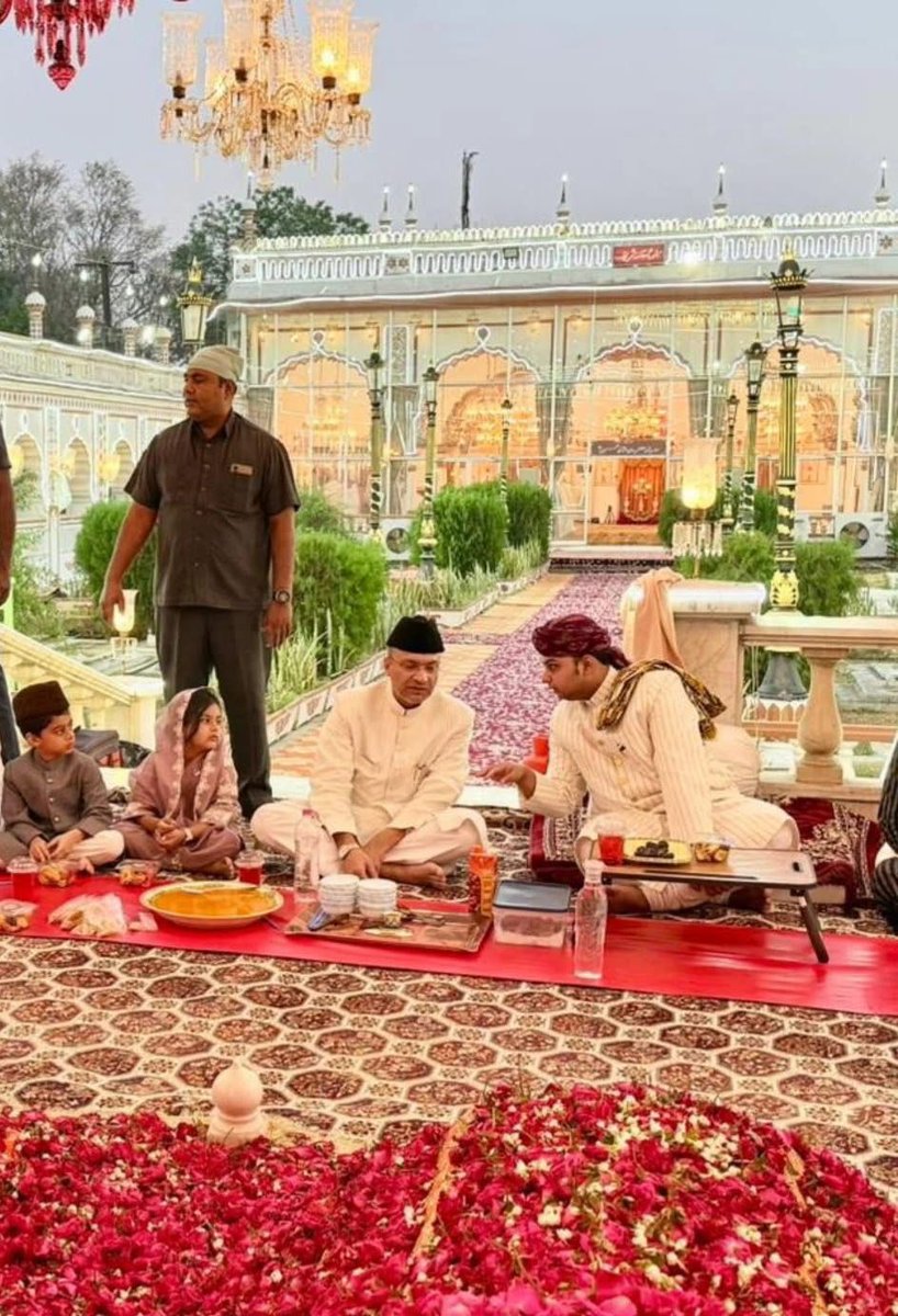 mohsinaddeen96's tweet image. Habeeb E Millat Janab @akbarowaisii attended Fatiha &amp;amp; Iftar at Dargah Hazrat Shah Mohd Hasan Sahab Qibla Abululai.

#hyderabad #latestnewstoday #ramzanmubarak