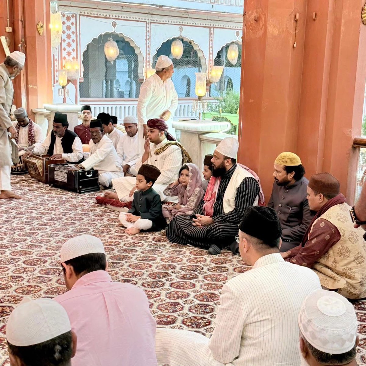 mohsinaddeen96's tweet image. Habeeb E Millat Janab @akbarowaisii attended Fatiha &amp;amp; Iftar at Dargah Hazrat Shah Mohd Hasan Sahab Qibla Abululai.

#hyderabad #latestnewstoday #ramzanmubarak