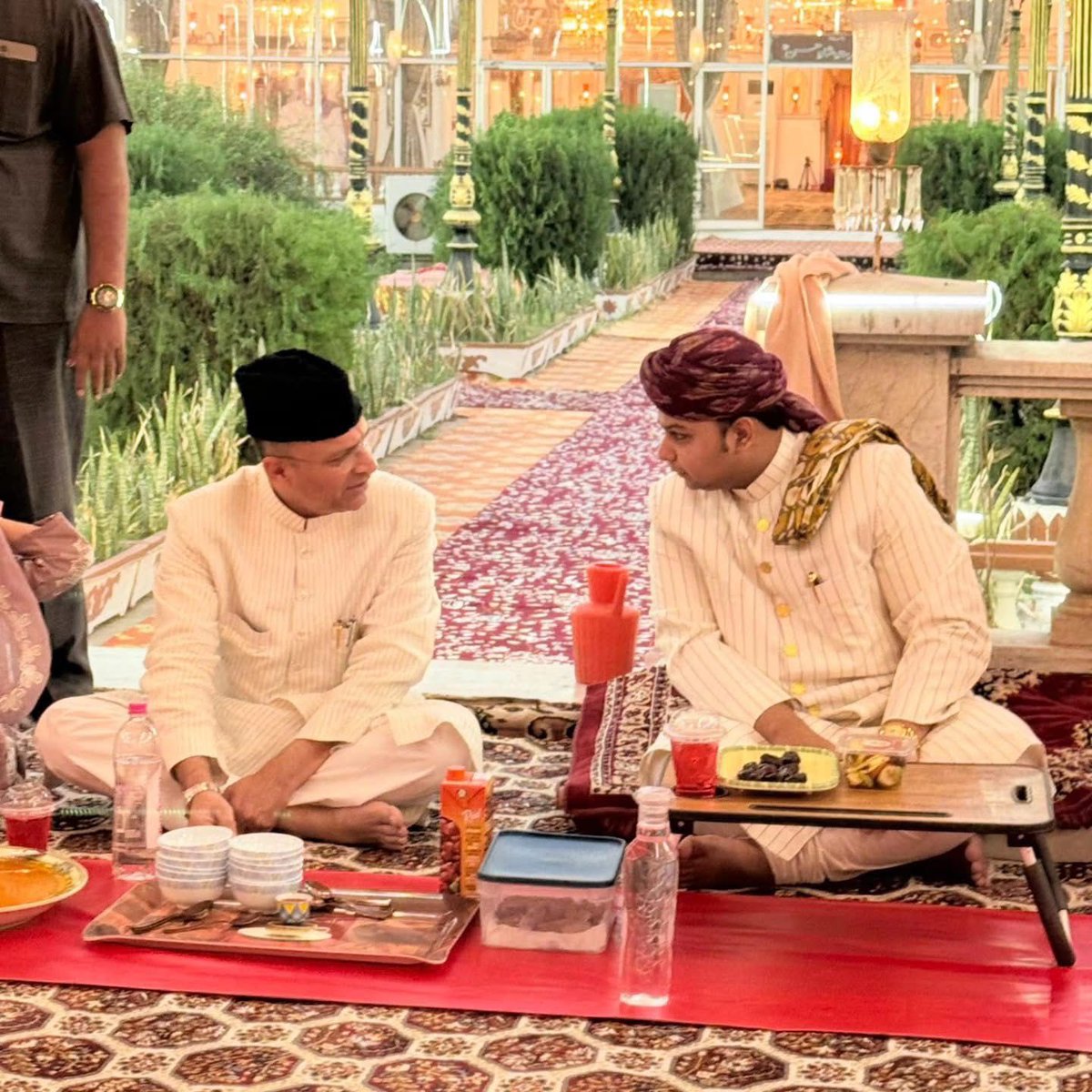 mohsinaddeen96's tweet image. Habeeb E Millat Janab @akbarowaisii attended Fatiha &amp;amp; Iftar at Dargah Hazrat Shah Mohd Hasan Sahab Qibla Abululai.

#hyderabad #latestnewstoday #ramzanmubarak