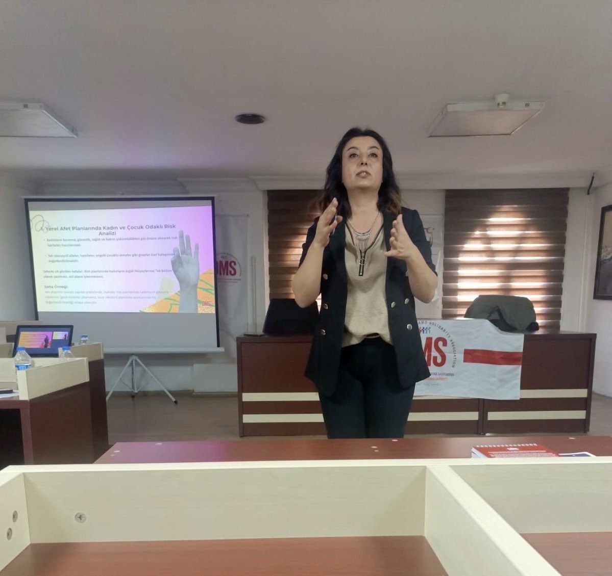 afetyonetim_dms's tweet photo. Derneğimiz tarafından Sur Belediyesi personeline ’Afet Farkındalık’ ve ‘Afet ve Toplumsal Cinsiyet Eşitliği’ eğitimi verildi.

#Afet #Karesat #Eğitim #Perwerde
#Amed #Diyarbakır #Sur 
@saredariyasur 
@GulanOnkol @orhan_adnan https://t.co/UG3GqqNPtL