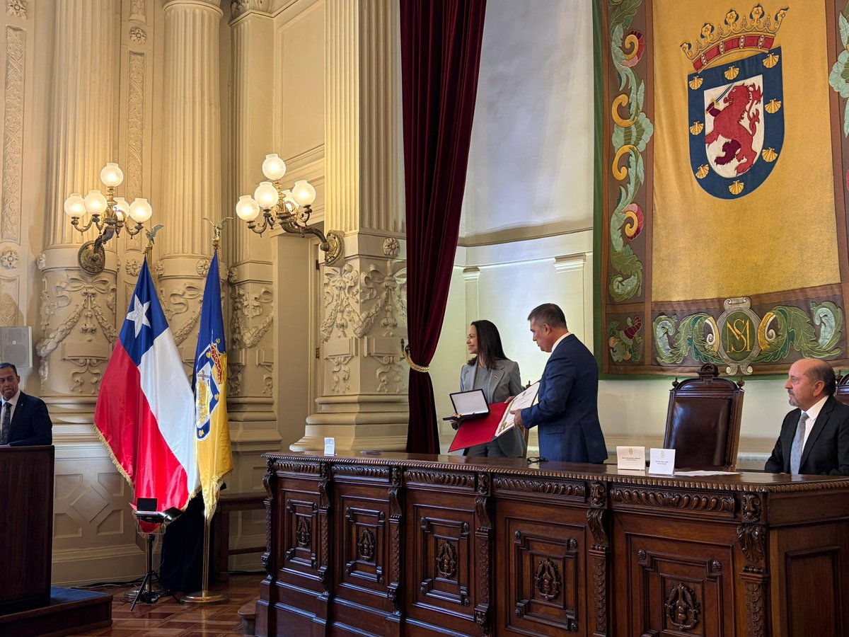 voceriavzla's tweet photo. 🇻🇪🇨🇱 | María Corina Machado (@MariaCorinaYA) recibe las Llaves de la Ciudad de Chile por parte del Alcalde Mario Desbordes (@desbordes). https://t.co/DP27ACnb57